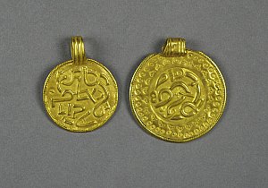 Pendentifs en tôle d’or à décor estampé datant du milieu du VIe siècle. Provenance Hérouvillette. © Musée de Normandie
