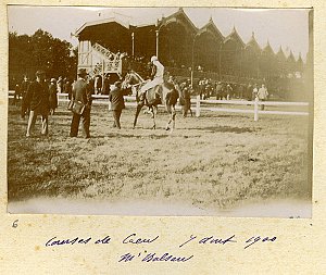 Archives du Calvados, 2FI343, hippodrome de la Prairie à Caen, le 7 août 1900, tirage sur papier 5,5 x 8,5 cm