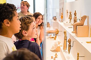 Le jeune public découvre l‘exposition « Jeux et jouets dans l‘Antiquité » - Photo © Thierry Houyel